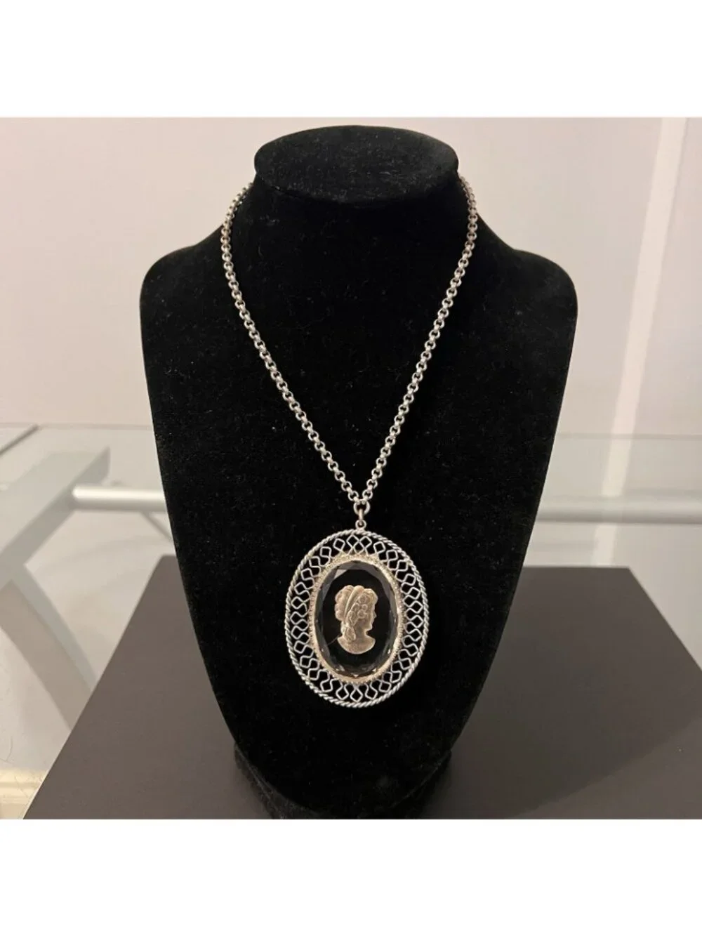 VTG Whiting & Davis Frosted Glass Intaglio Portrait Cameo Pendant Chain Necklace